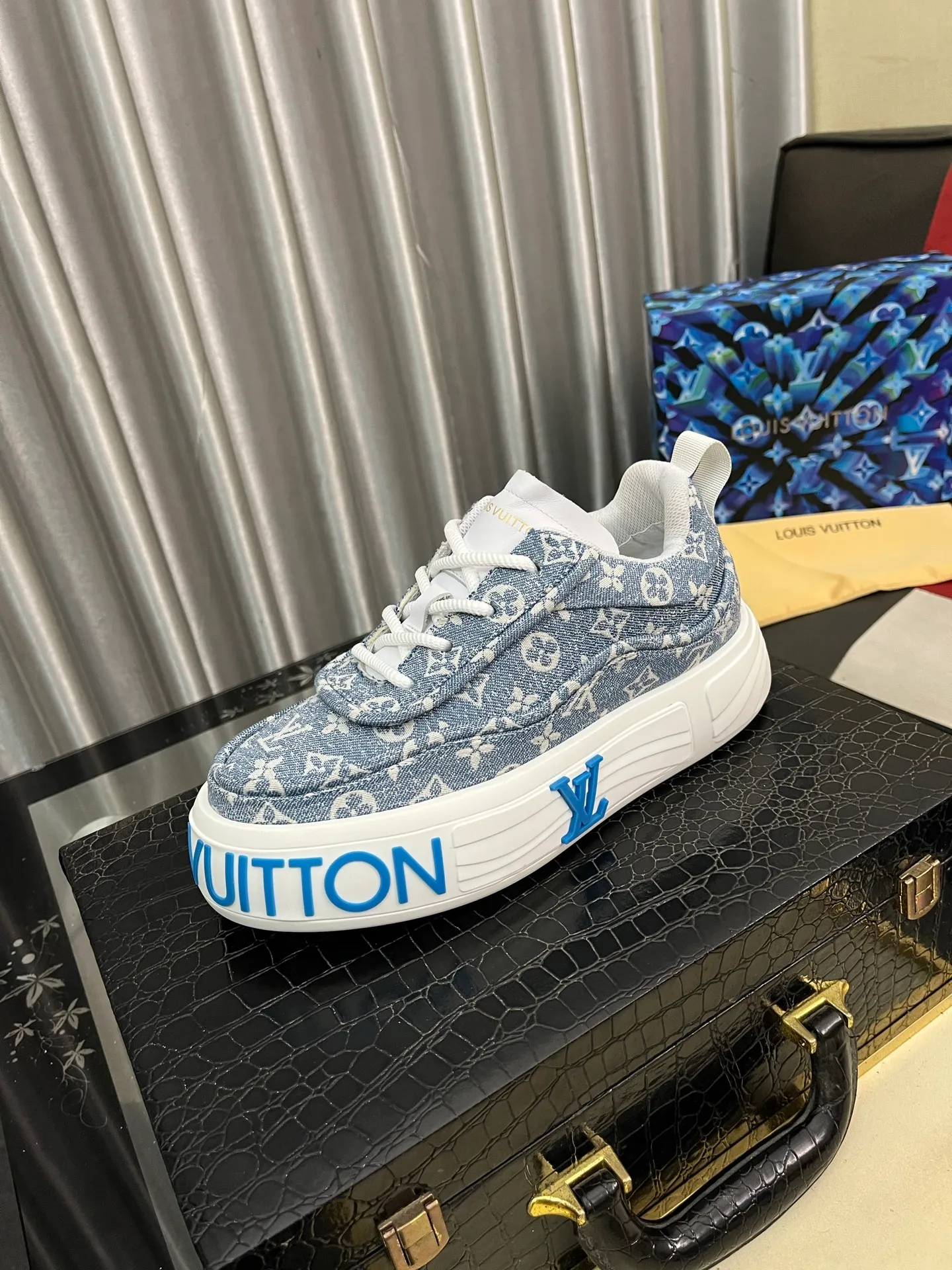 Men's shoes 💰560⌚️⌚️【LOUlS VUlTTON】Louis Vuitton ~ unique and casual style. LV counter purchasing 🏃casual shoes😍😍 Men's 2025 counters are on sale simultaneously, Italian imported brands select first-layer Italian cowhide. Cowhide leather lining (refuses to discolor and grind feet) Code number: 38-44 4⃣️colors available